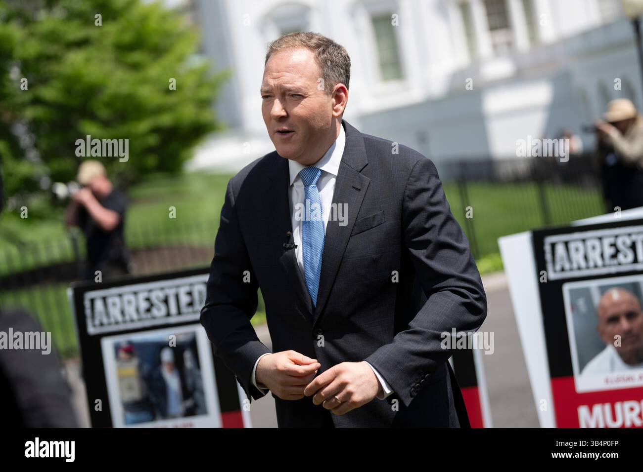 Washington, Vereinigte Staaten. 30 aprile 2025. Lee Zeldin, direttore dell'Agenzia per la protezione ambientale degli Stati Uniti (EPA), parla ai media alla Casa Bianca di Washington, DC, 30 aprile 2025. Crediti: Chris Kleponis/CNP/dpa/Alamy Live News Foto Stock