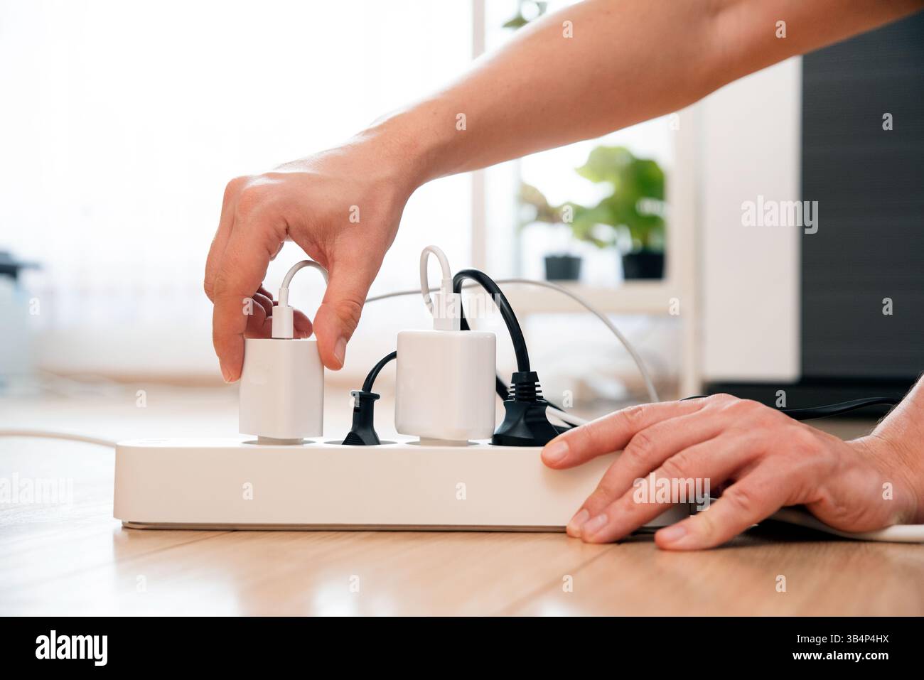 Spina elettrica nella presa di corrente a casa. Concetto di efficienza energetica Foto Stock