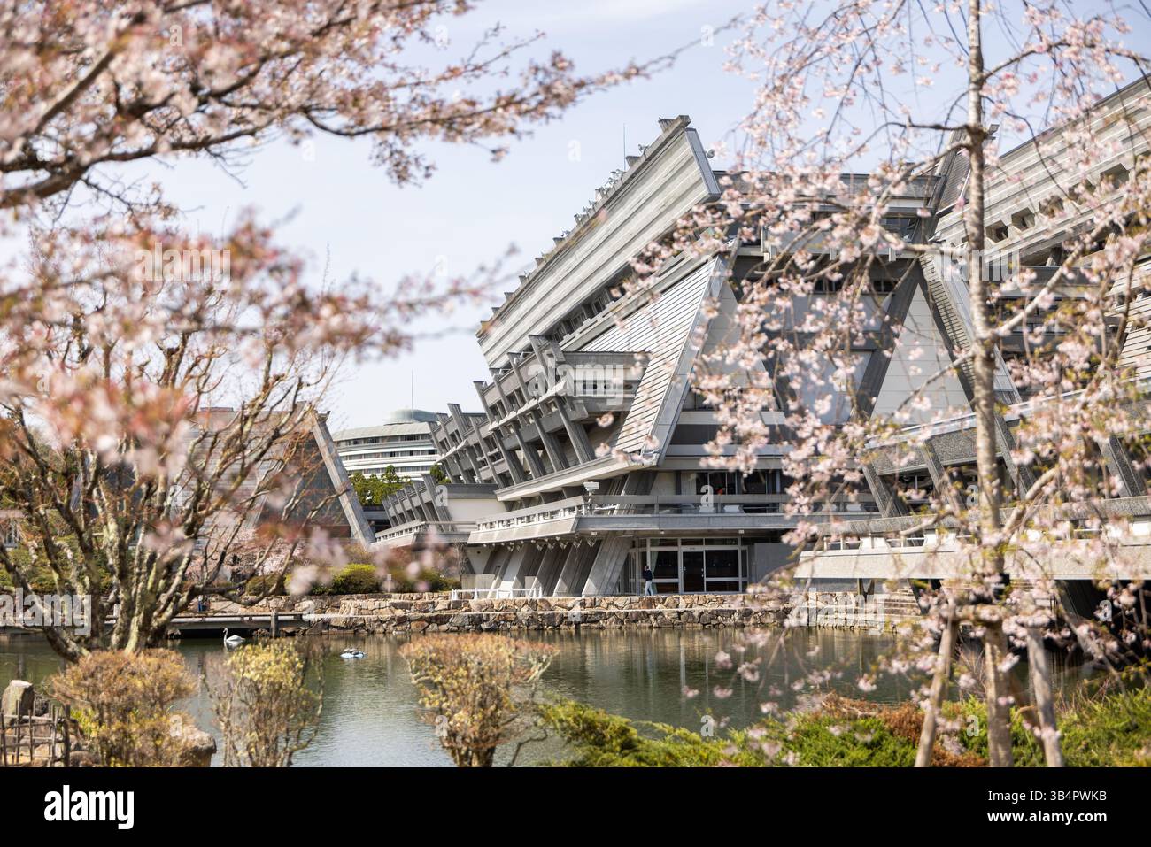 Il Kyoto International Conference Center (ICC Kyoto) è un edificio brutalista in stile metabolista progettato da Sachio Otani Foto Stock