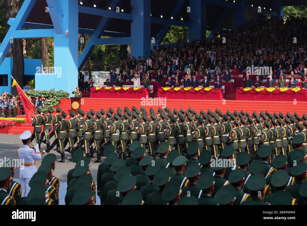 Ho chi Minh, Vietnam. 30 aprile 2025. La Guardia d'Onore dell'Esercito Popolare di Liberazione Cinese (PLA) partecipa a una parata militare in occasione del 50° anniversario della liberazione del Sud e della riunificazione nazionale su invito del Ministero della difesa Nazionale del Vietnam, a ho chi Minh City, Vietnam, 30 aprile 2025. Crediti: HU Jiali/Xinhua/Alamy Live News Foto Stock