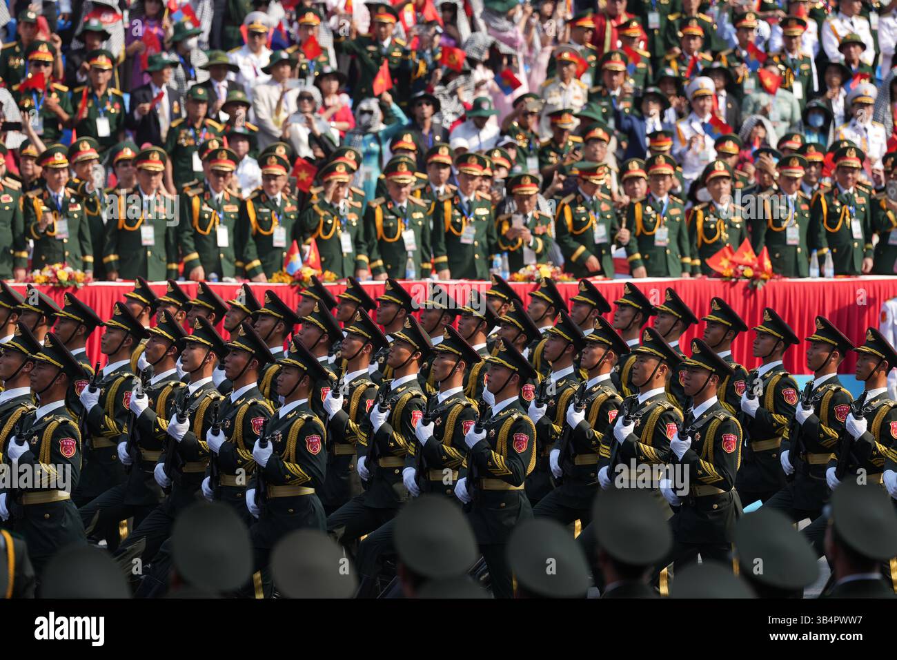 Ho chi Minh, Vietnam. 30 aprile 2025. La Guardia d'Onore dell'Esercito Popolare di Liberazione Cinese (PLA) partecipa a una parata militare in occasione del 50° anniversario della liberazione del Sud e della riunificazione nazionale su invito del Ministero della difesa Nazionale del Vietnam, a ho chi Minh City, Vietnam, 30 aprile 2025. Crediti: HU Jiali/Xinhua/Alamy Live News Foto Stock