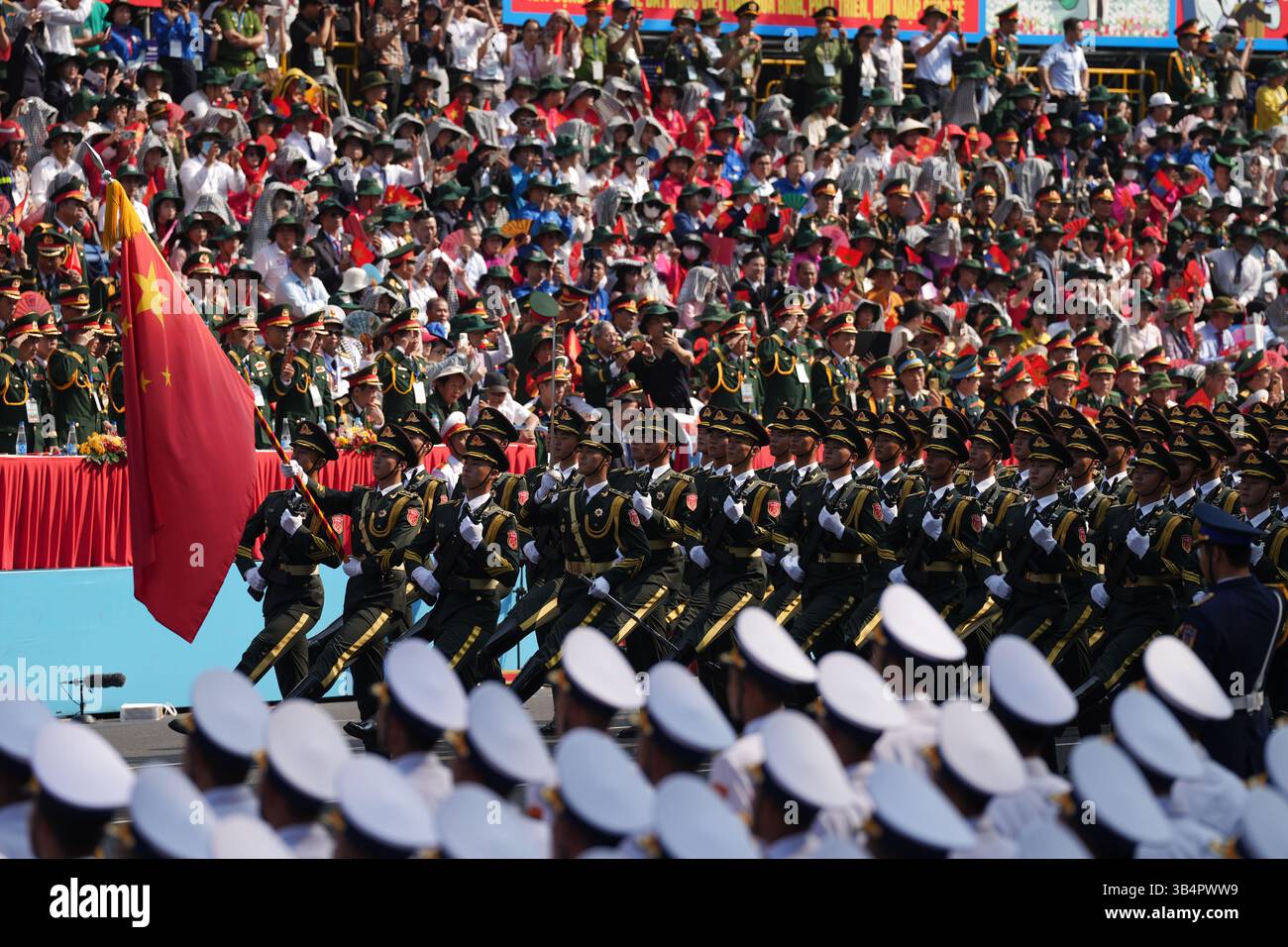 Ho chi Minh, Vietnam. 30 aprile 2025. La Guardia d'Onore dell'Esercito Popolare di Liberazione Cinese (PLA) partecipa a una parata militare in occasione del 50° anniversario della liberazione del Sud e della riunificazione nazionale su invito del Ministero della difesa Nazionale del Vietnam, a ho chi Minh City, Vietnam, 30 aprile 2025. Crediti: HU Jiali/Xinhua/Alamy Live News Foto Stock