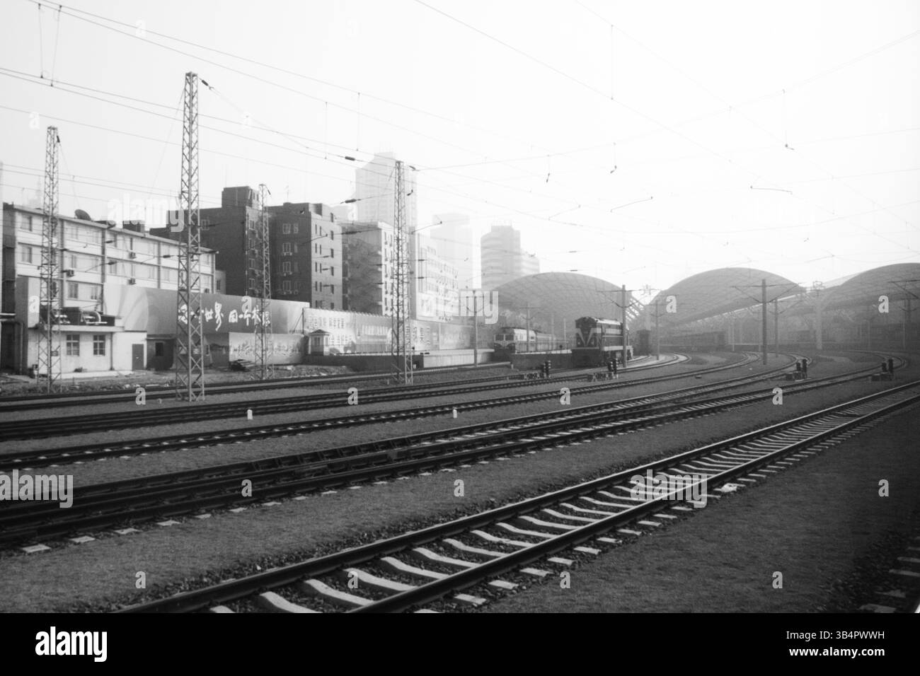 Stazione ferroviaria di Qingdao con binari e architettura moderna, Shandong, Cina Foto Stock