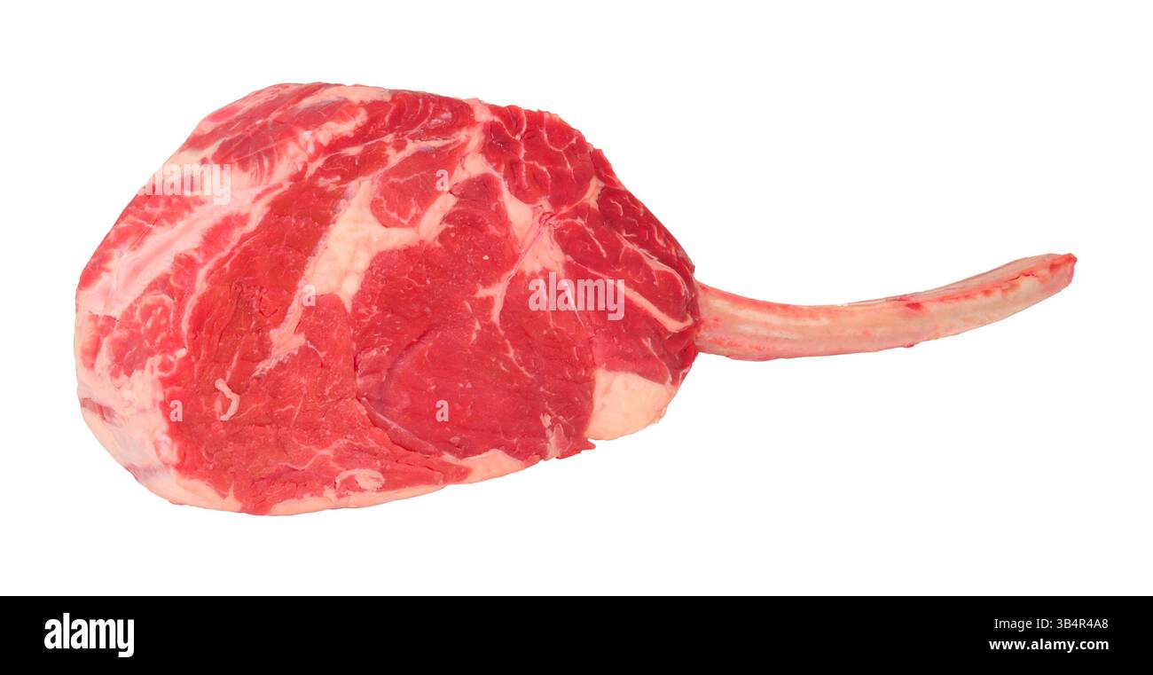 Bistecca fresca di manzo di tomahawk crudo sull'osso stagionato per trenta giorni isolato su fondo bianco Foto Stock