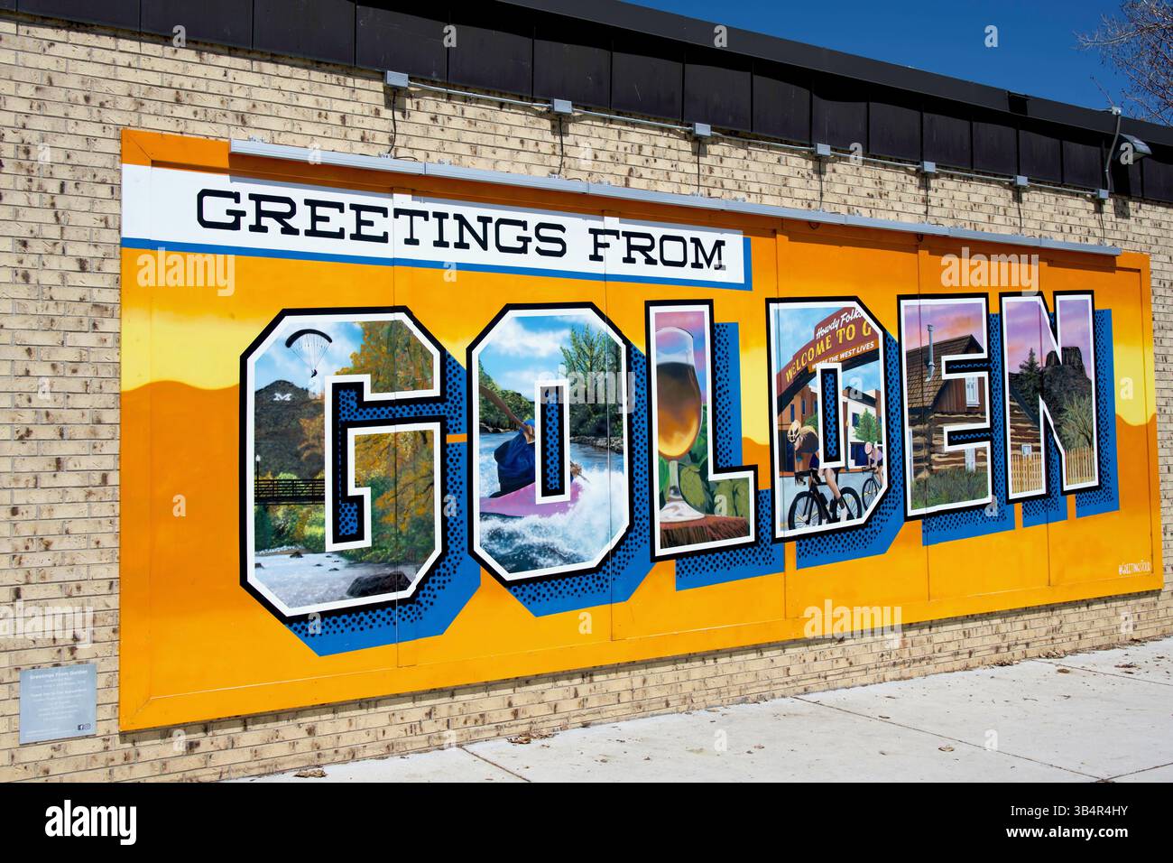 Golden, Colorado, USA - 26 aprile 2025: Un cartello accoglie i visitatori al Golden History Museum vicino alle rive di Clear Creek nel centro di Golden. Foto Stock