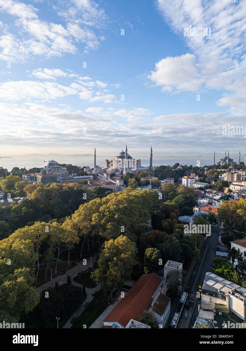 Foto con drone della Moschea Aya Sofia a Istanbul, in Turchia, durante l'alba Foto Stock