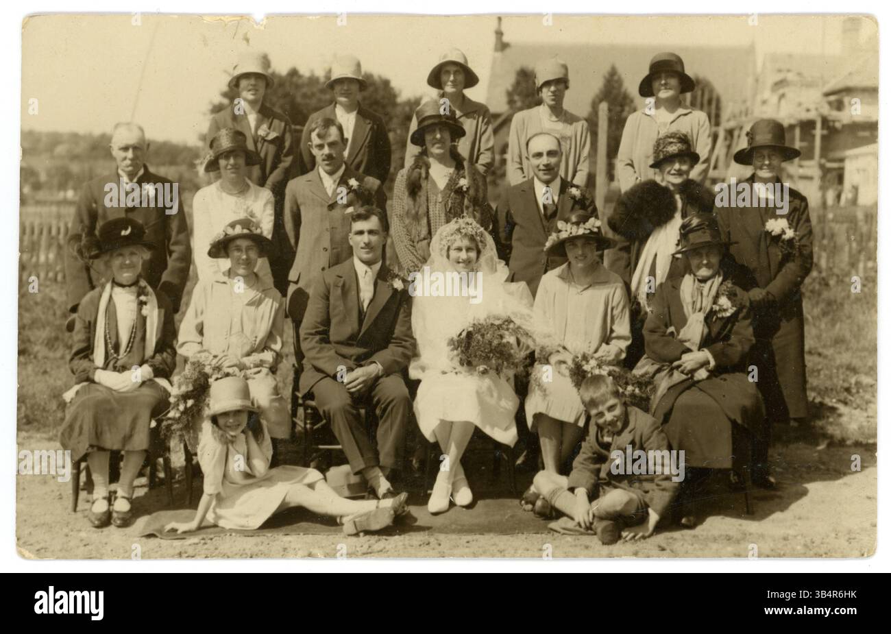 Cartolina originale anni '1920 del gruppo nuziale all'aperto, cloche Hats, da S. S. Harrison, 21 Tontine St. Folkestone, commerciante dal 1920, circa 1925 Foto Stock