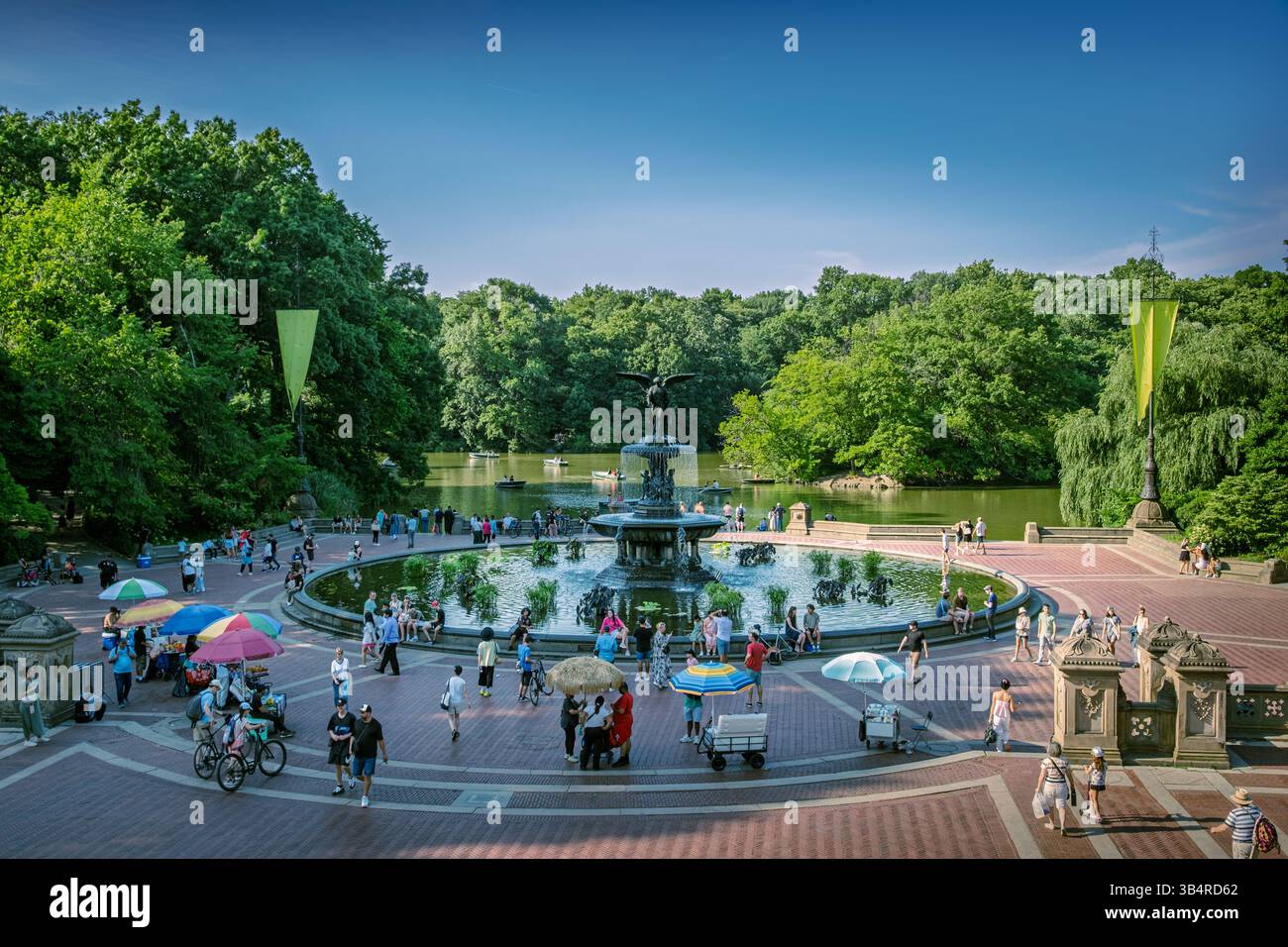 Manhattan, New York City, Stati Uniti, 07, 26, 2024: vista di Central Park con persone che si rilassano intorno alla fontana di Besethda, gite in barca e acquisto di foo Foto Stock