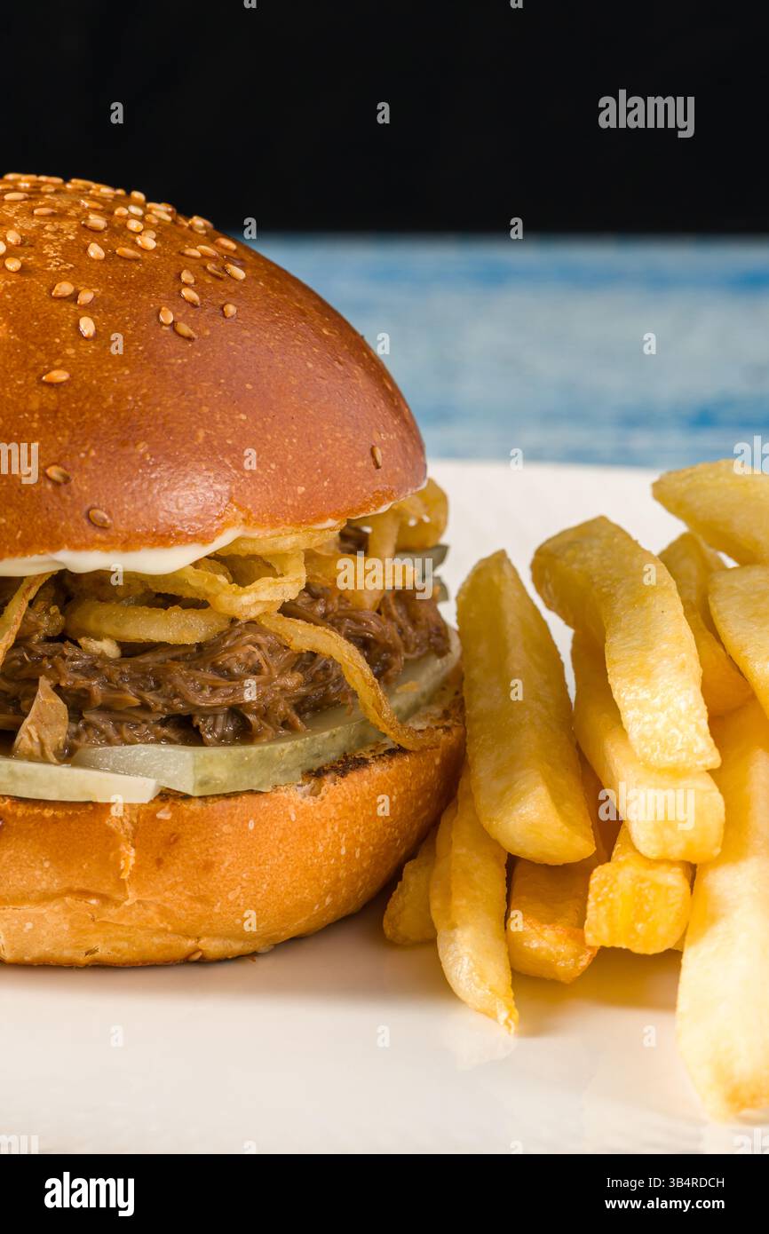Hamburger di cavolo a cottura lenta con patatine fritte su un piatto di porcellana bianca Foto Stock