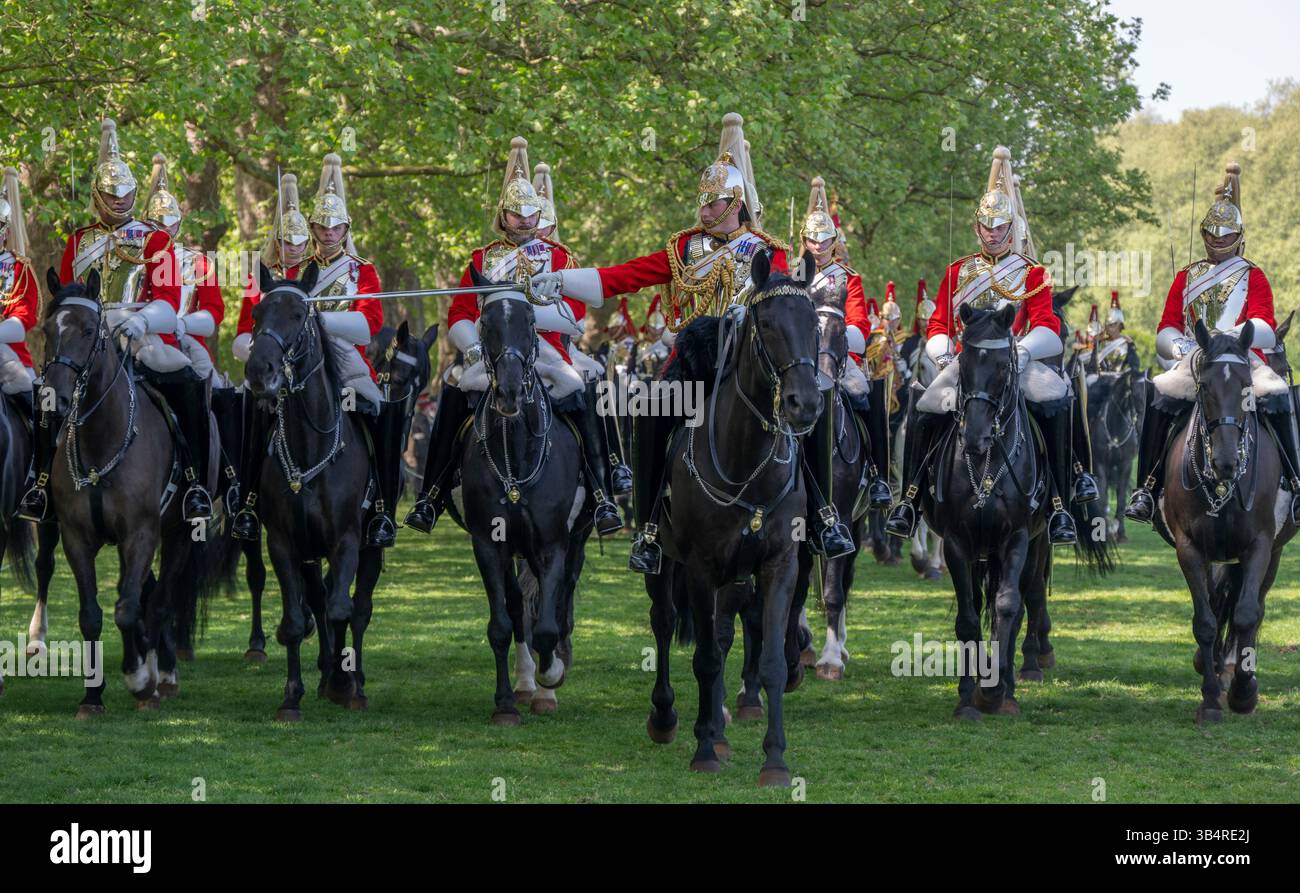 Hyde Park, Londra, Regno Unito. 30 aprile 2025. Il maggior generale James Bowder ispezionò il Household Cavalry Mounted Regiment. L'ispezione del maggiore generale è la prova annuale della capacità del reggimento di svolgere compiti cerimoniali statali per l'anno. Durante la parata, gli uomini, le donne e i cavalli delle Life Guards e dei Blues e Royals, tra cui la Household Cavalry Band con i loro cavalli tamburo, trotto e canter attraverso l'erba di Hyde Park in una dimostrazione di precisione militare montata. Foto Stock