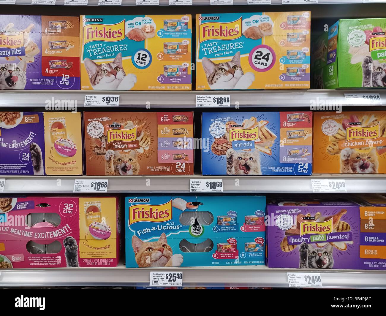 Houston, Texas Stati Uniti d'America 12-01-2024: Alimenti per gatti Friskies esposti sugli scaffali dei supermercati alimentari corridoio beni di consumo. Foto Stock