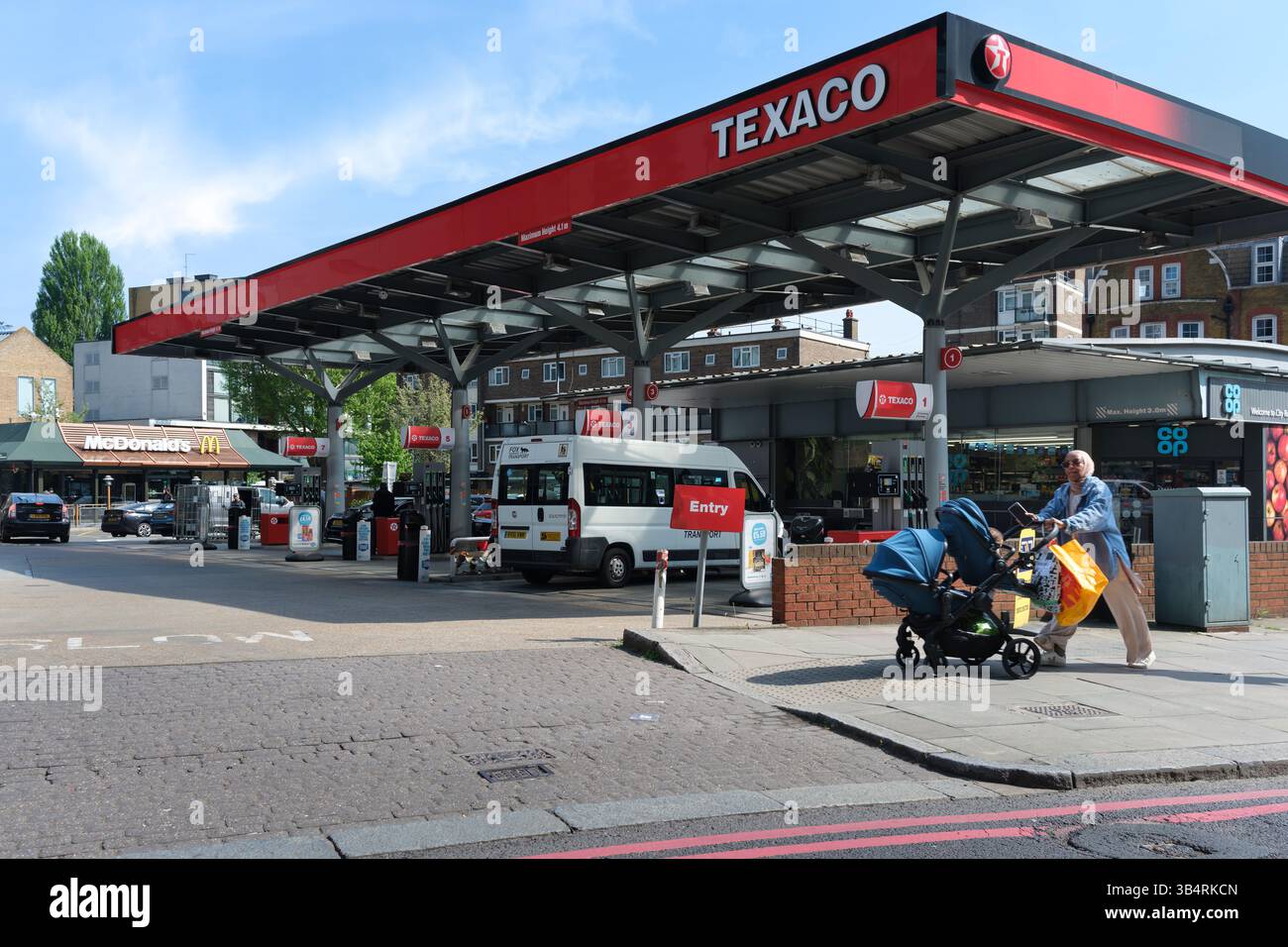 Londra, Inghilterra - Una stazione di rifornimento Texaco nel centro di Londra. Foto Stock