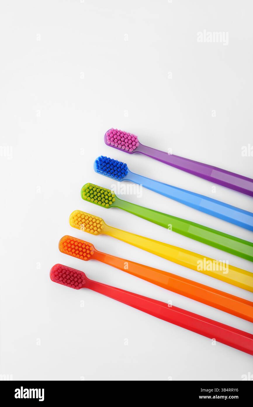 Sei spazzolini colorati su sfondo bianco. Arcobaleno. Posiziona per testo. Rituale. Igiene orale. I bambini Foto Stock