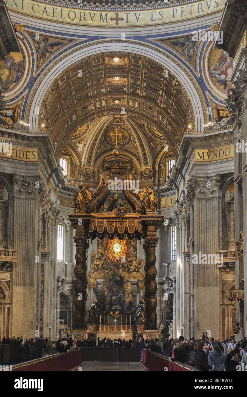 Ammira attraverso il baldacchino in bronzo di Gian Lorenzo Bernini sotto la cupola della basilica di San Pietro, dietro di essa abside principale con una replica più grande della vita del trono Foto Stock
