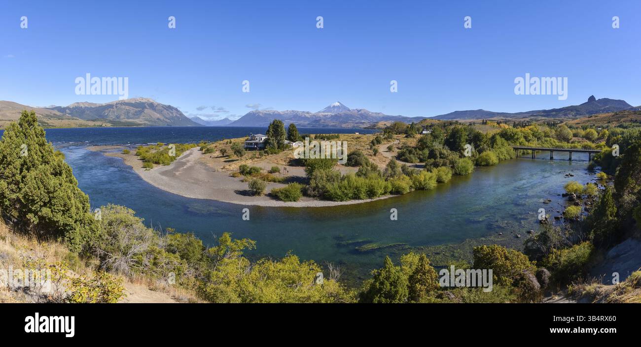 Il fiume Chimehuin, sbocco dal lago Huechulafquen con il vulcano Lanin nel Parco Nazionale di Lanin, Patagonia, Argentina, Sud America Foto Stock