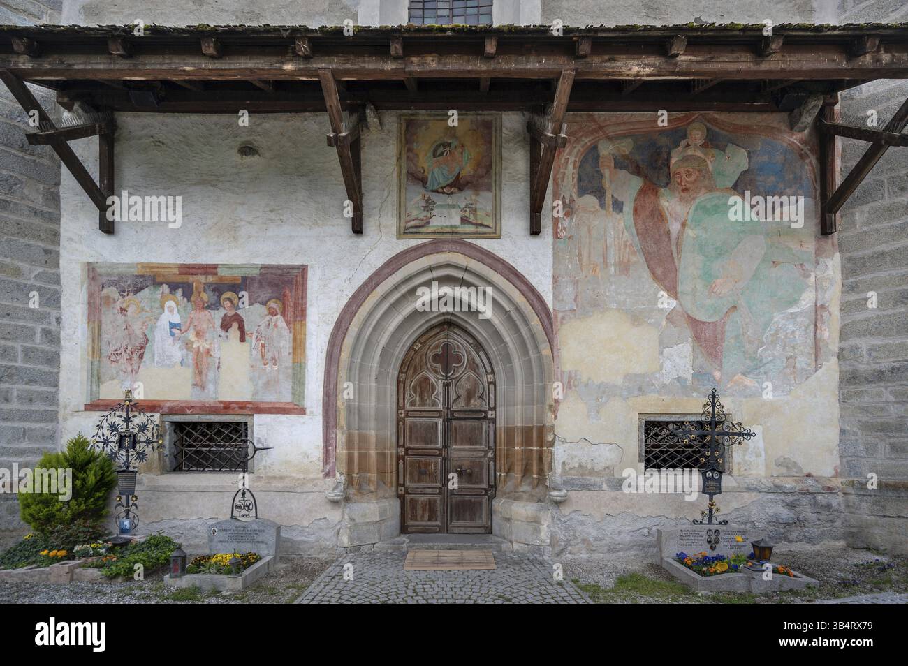 Affreschi sulla facciata d'ingresso della chiesa parrocchiale di Maria am Sand, XV secolo, Vintlerweg, Milland, Provincia di Bolzano, alto Adige Foto Stock