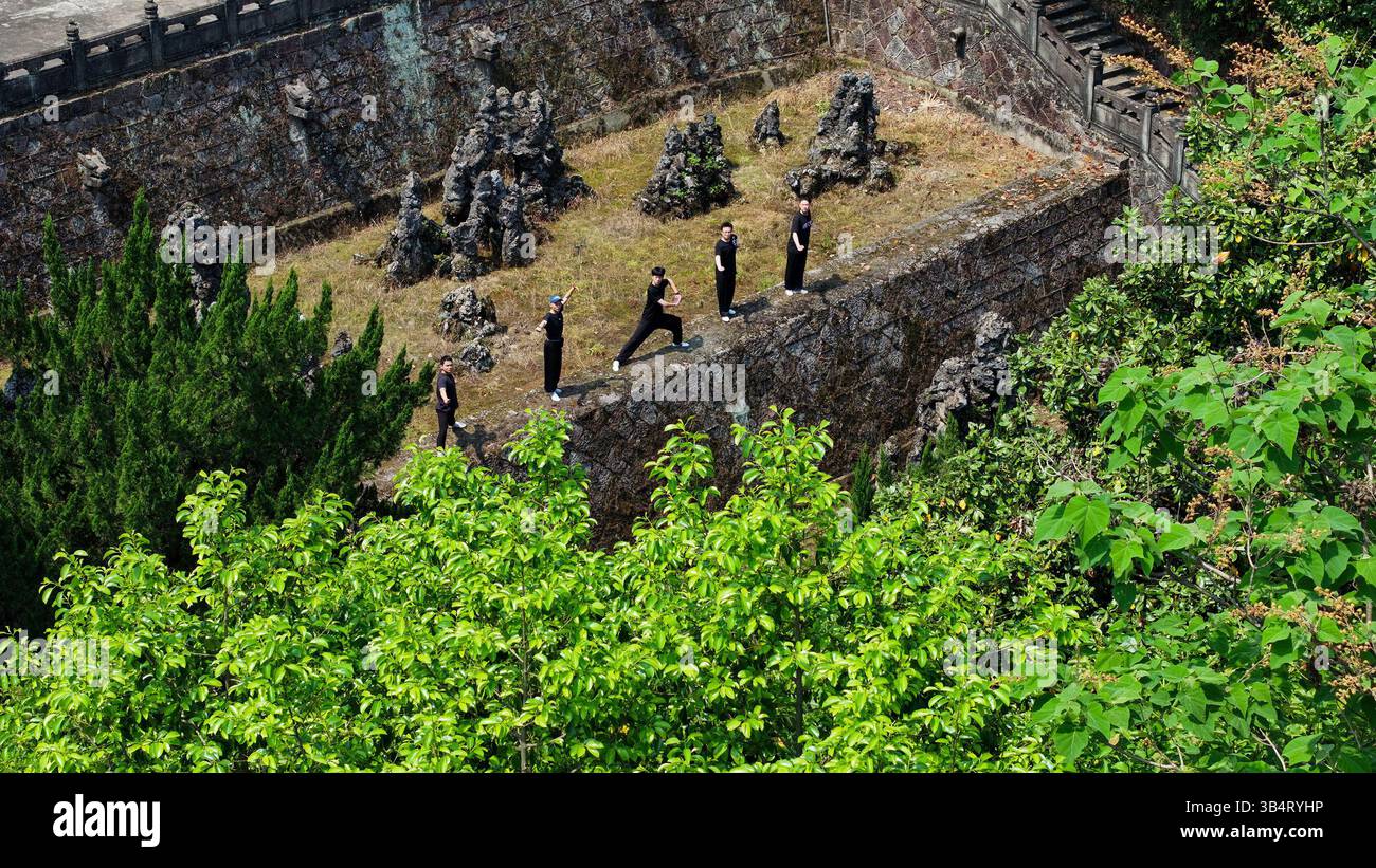 (250501) -- HUANGSHAN, 1° maggio 2025 (Xinhua) -- una foto aerea con drone mostra giovani attori dell'Opera di Hui che praticano movimenti nel teatro dell'Opera di Huangshan Hui nella provincia di Anhui nella Cina orientale, 29 aprile 2025. L'Opera di Hui è una forma tradizionale di opera cinese originaria dell'antica zona di Huizhou ed è uno dei principali generi di opera locale nella provincia di Anhui. Nel 2006 è stato incluso nella prima lista del patrimonio culturale immateriale nazionale. Dal 2023, il Teatro dell'Opera Huangshan Hui ha selezionato e reclutato un gruppo di giovani attori dell'Opera Hui, affrontando la carenza di eredi e im Foto Stock