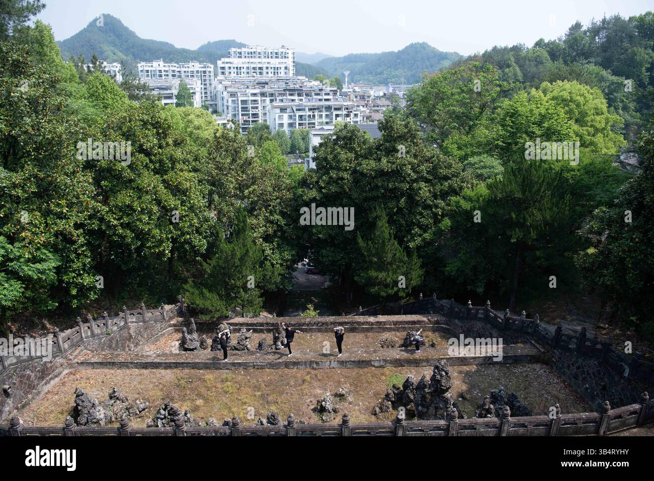 (250501) -- HUANGSHAN, 1° maggio 2025 (Xinhua) -- una foto aerea con drone mostra giovani attori dell'Opera di Hui che praticano movimenti nel teatro dell'Opera di Huangshan Hui nella provincia di Anhui nella Cina orientale, 29 aprile 2025. L'Opera di Hui è una forma tradizionale di opera cinese originaria dell'antica zona di Huizhou ed è uno dei principali generi di opera locale nella provincia di Anhui. Nel 2006 è stato incluso nella prima lista del patrimonio culturale immateriale nazionale. Dal 2023, il Teatro dell'Opera Huangshan Hui ha selezionato e reclutato un gruppo di giovani attori dell'Opera Hui, affrontando la carenza di eredi e im Foto Stock