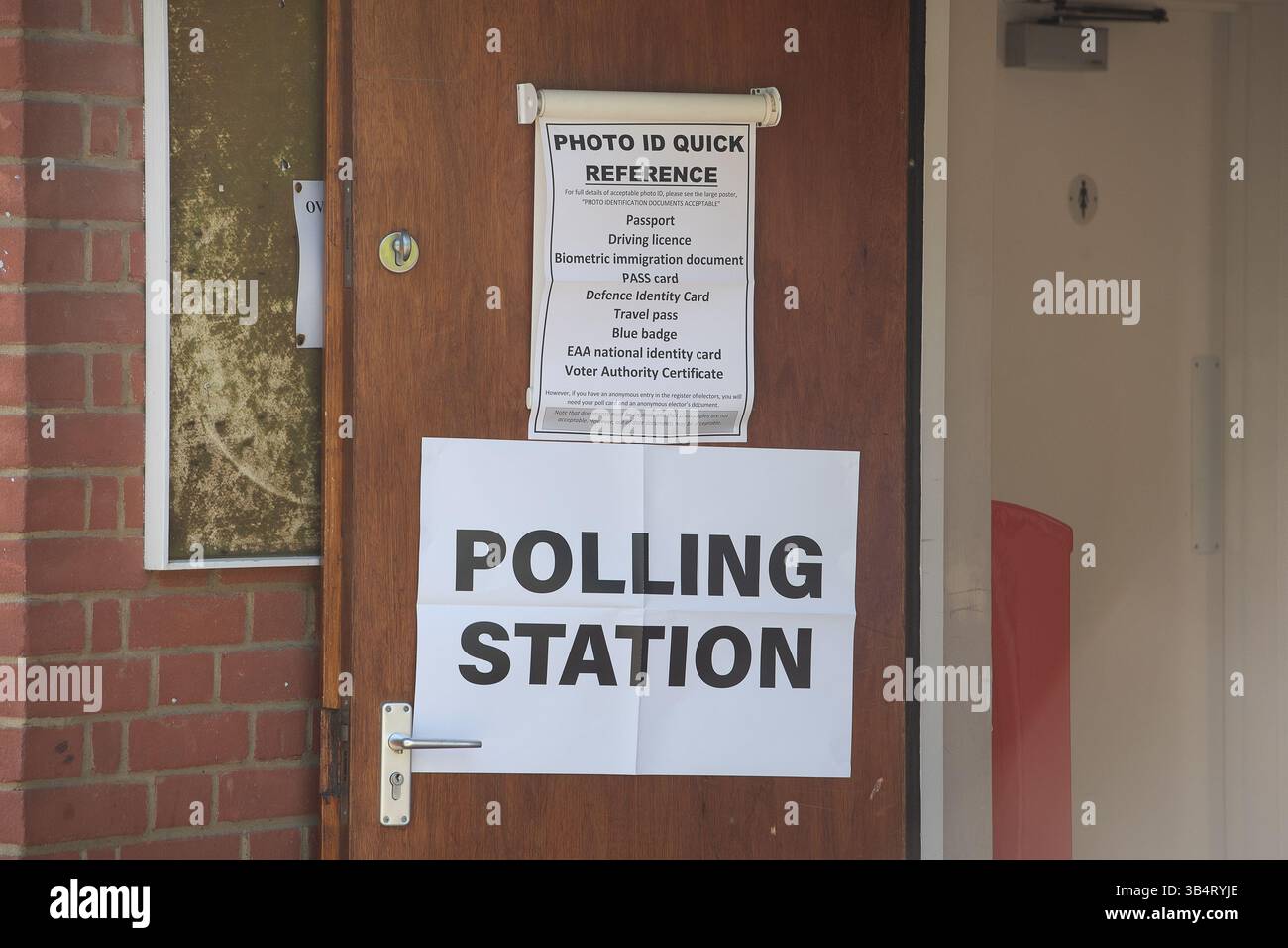 Farnham Royal, Regno Unito. 1 maggio 2025. I cartelli della stazione elettorale fuori dal municipio di Farnham Royal, Buckinghamshire, in una mattinata tranquilla per le elezioni locali. Crediti: Maureen McLean/Alamy Live News Foto Stock