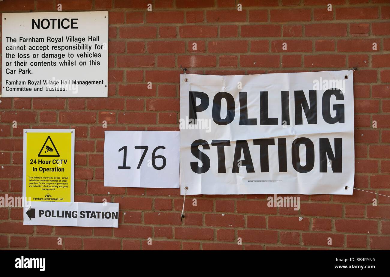 Farnham Royal, Regno Unito. 1 maggio 2025. I cartelli della stazione elettorale fuori dal municipio di Farnham Royal, Buckinghamshire, in una mattinata tranquilla per le elezioni locali. Crediti: Maureen McLean/Alamy Live News Foto Stock