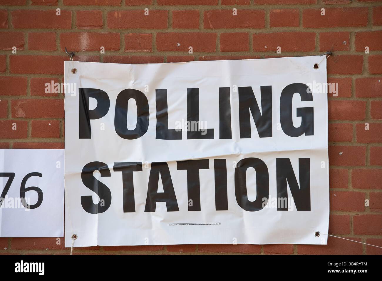 Farnham Royal, Regno Unito. 1 maggio 2025. I cartelli della stazione elettorale fuori dal municipio di Farnham Royal, Buckinghamshire, in una mattinata tranquilla per le elezioni locali. Crediti: Maureen McLean/Alamy Live News Foto Stock