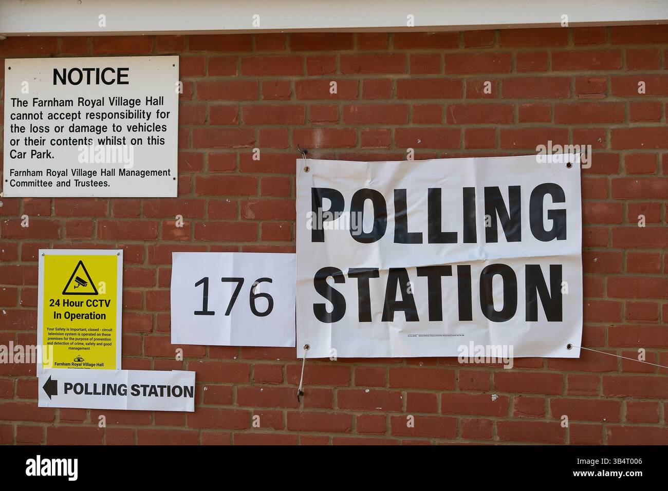 Farnham Royal, Regno Unito. 1 maggio 2025. I cartelli della stazione elettorale fuori dal municipio di Farnham Royal, Buckinghamshire, in una mattinata tranquilla per le elezioni locali. Crediti: Maureen McLean/Alamy Live News Foto Stock