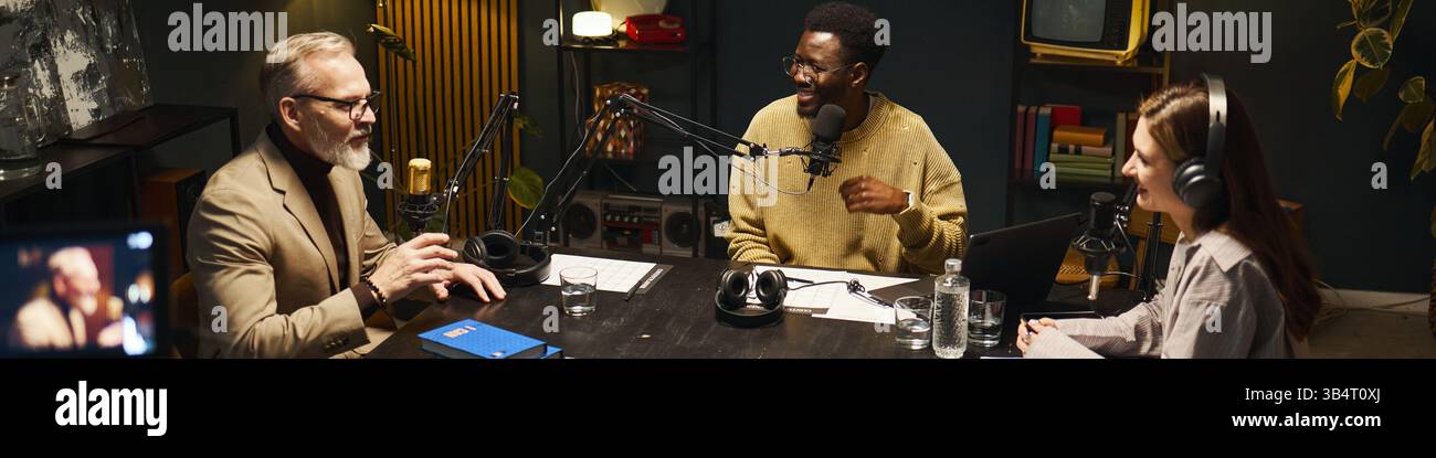 Persone che discutono di nuovo libro durante il podcast Foto Stock