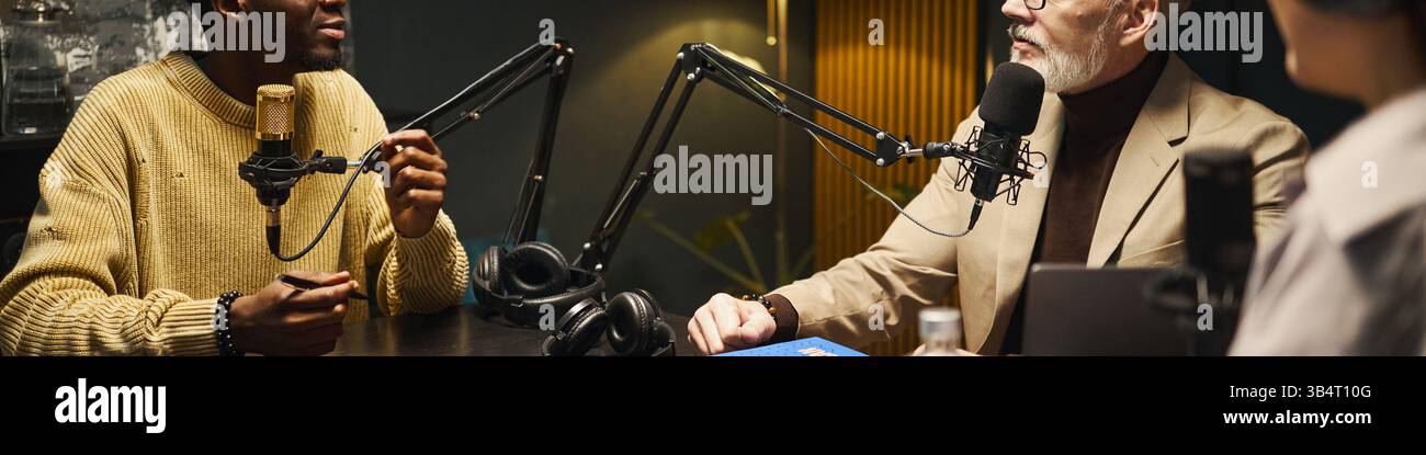 Persone che hanno podcast online alla radio Foto Stock