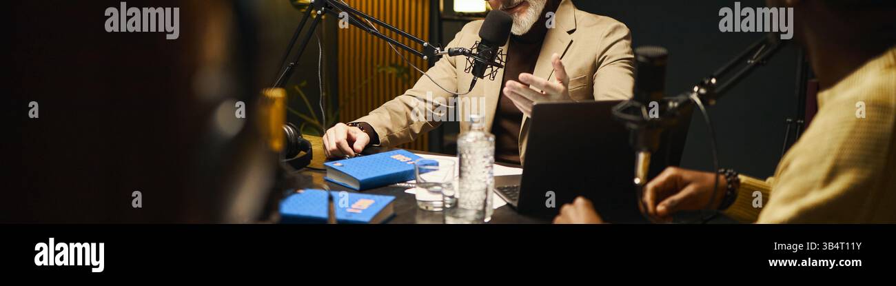 Persone che discutono di un nuovo libro durante il podcast online Foto Stock