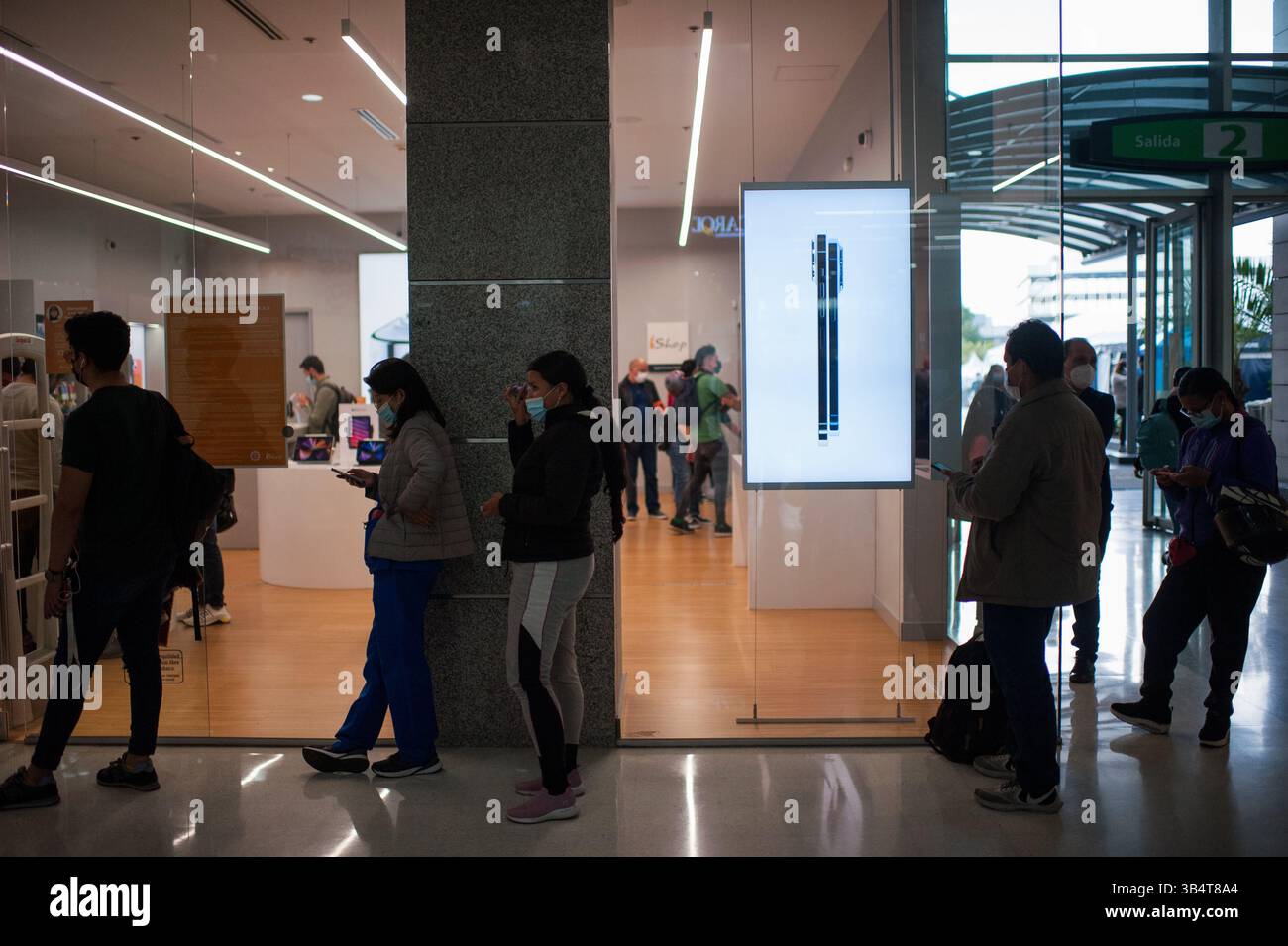 11 marzo 2022, Bogotà, Cundinamarca, Colombia: Le persone aspettano fuori da un rivenditore Apple Store, mentre le persone di tutta la Colombia ottengono il vantaggio del primo giorno senza IVA del 2022 per acquistare vestiti ed elettronica senza pagare una tassa del 19% su prodotti selezionati, a Bogotà, Colombia, l'11 marzo 2022. (Immagine di credito: © Sebastian Barros/LongVisual via ZUMA Press Wire) Foto Stock