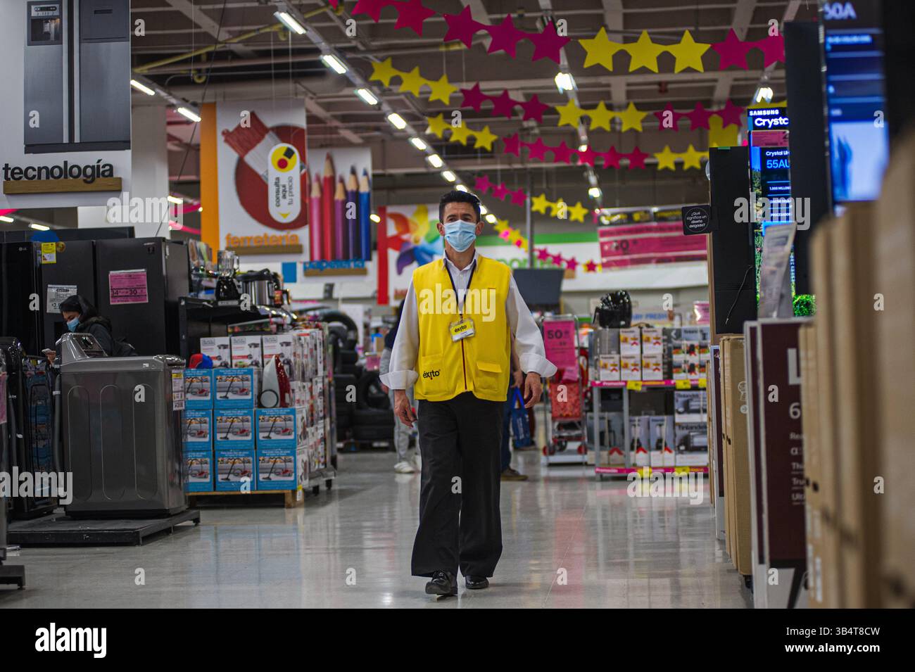 11 marzo 2022, Bogotà, Cundinamarca, Colombia: La gente di tutta la Colombia approfitta del primo giorno senza IVA del 2022 per acquistare vestiti ed elettronica senza un addebito di una tassa del 19% su prodotti selezionati, a Bogotà, Colombia, l'11 marzo 2022. (Immagine di credito: © Sebastian Barros/LongVisual via ZUMA Press Wire) Foto Stock