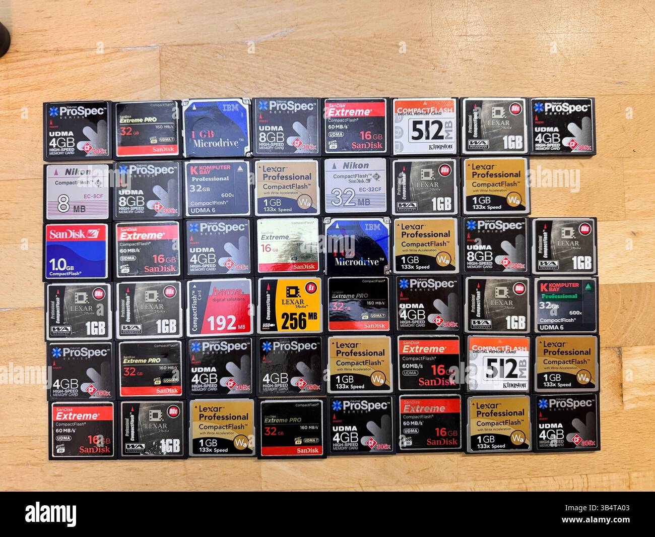 Le vecchie schede di memoria Compact Flash sono state utilizzate principalmente nelle fotocamere digitali, bassa capacità di memorizzazione, basse velocità di scrittura e lettura, modelli vario Foto Stock