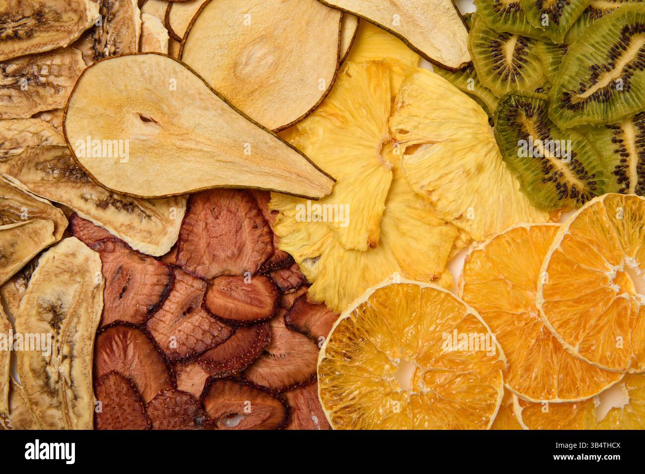 Spuntini naturali e salutari. Patatine dietetiche a base di frutta secca. Mescolare la frutta secca. Cibo dietetico. Foto Stock