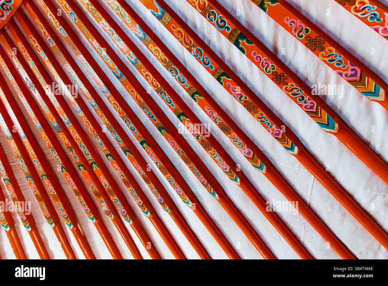 Travi in legno dipinte e dettagli intricati adornano l'intimo interno di un re mongolo, riflettendo il patrimonio e l'artigianato nomade. Foto Stock