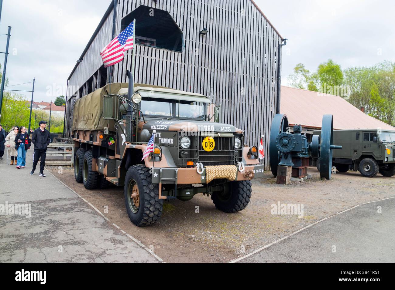 Ex camion militare in mostra al salone dell'auto, vista frontale Foto Stock