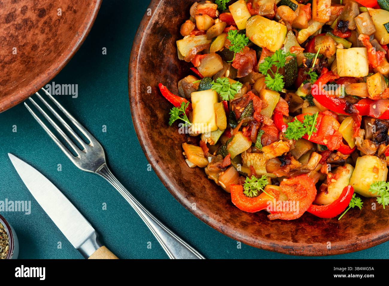 Piatto di verdure francese, ratatouille. Melanzane o zucchine al forno, peperoni e pomodori. Foto Stock