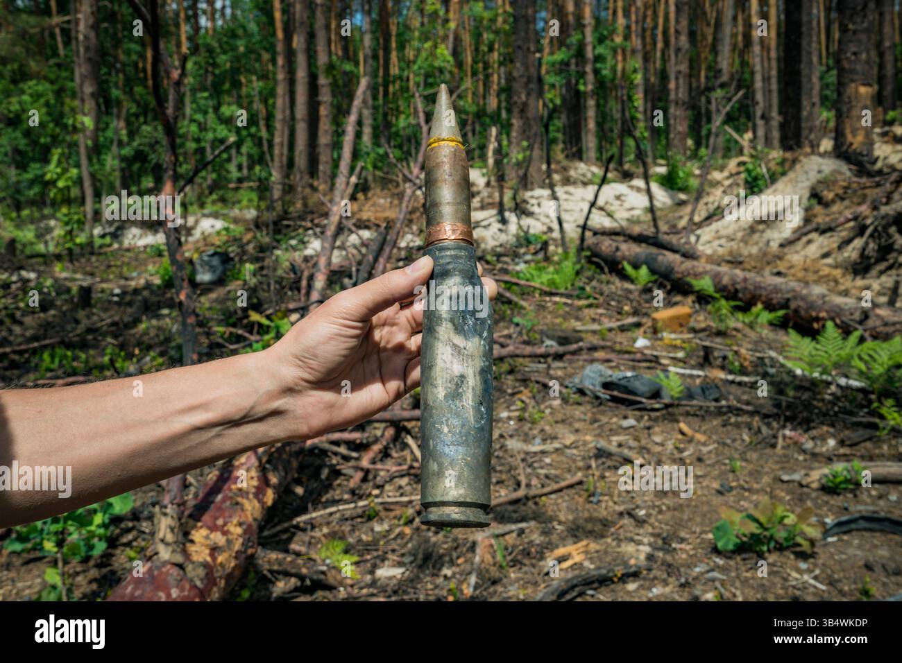 15 giugno 2022, Kiev, Ucraina: Munizioni ad alto cliber trovate nelle foreste di Buda Babynetska, vicino a Kiev, dove l'esercito russo aveva sede durante l'occupazione di Bucha e Irpin. Migliaia di soldati russi hanno operato nella zona e abbandonato molte attrezzature durante il loro ritiro (immagine di credito: © Celestino Arce Lavin/ZUMA Press Wire) Foto Stock
