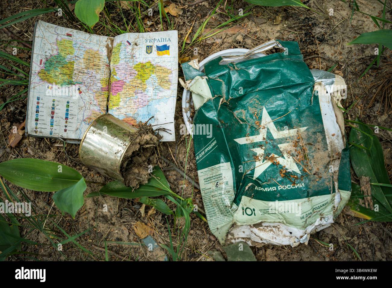 15 giugno 2022, Kiev, Ucraina: Resti di un sacco di cibo dell'esercito russo e una mappa dell'Ucraina nelle foreste vicino al villaggio di Buda Babynetska. Le truppe russe occuparono grandi estensioni delle foreste vicino a Kiev dove erano basate. Molte attrezzature e beni personali sono stati abbandonati durante il loro ritiro dalla zona. (Immagine di credito: © Celestino Arce Lavin/ZUMA Press Wire) Foto Stock