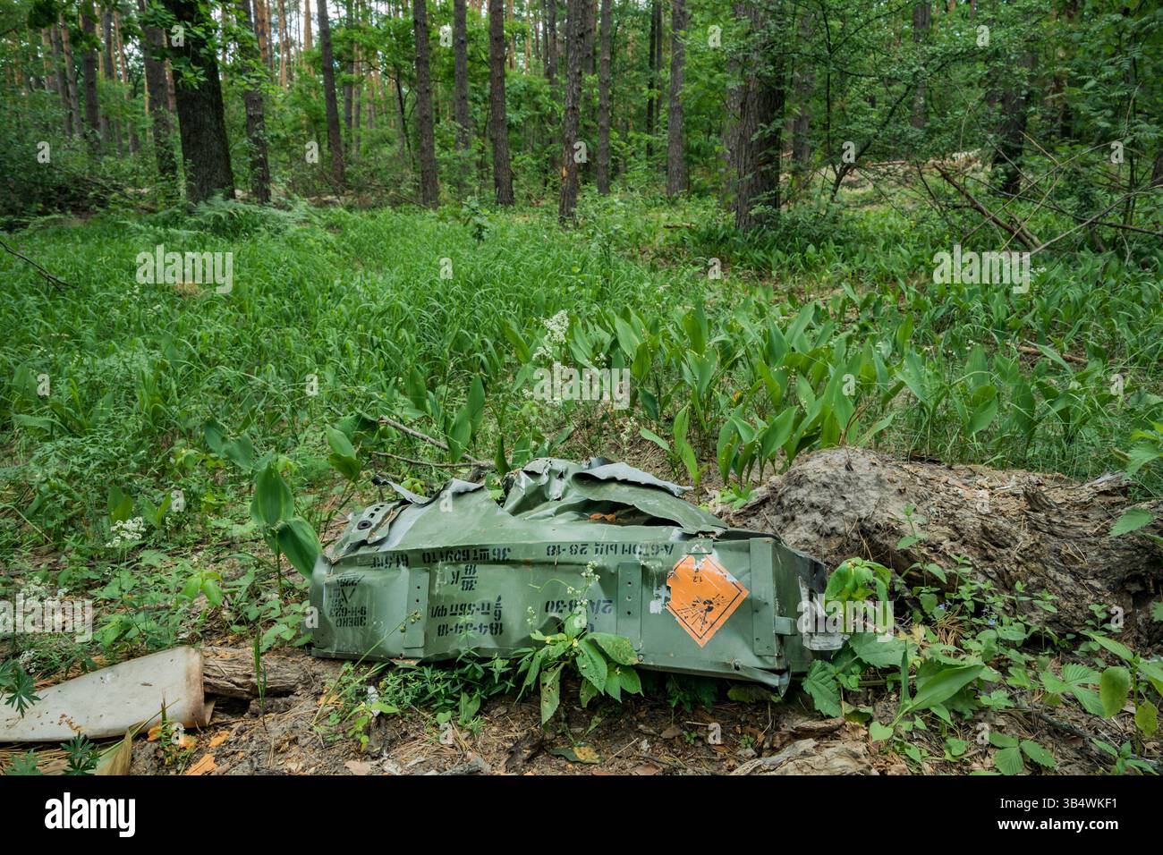 15 giugno 2022, Kiev, Ucraina: Resti di una scatola di esplosivi dell'esercito russo in una foresta di Buda Babynetska, vicino Kiev. Le truppe russe occuparono grandi estensioni intorno a Kiev dove erano basate. Molte attrezzature sono state abbandonate durante il ritiro della zona. (Immagine di credito: © Celestino Arce Lavin/ZUMA Press Wire) Foto Stock