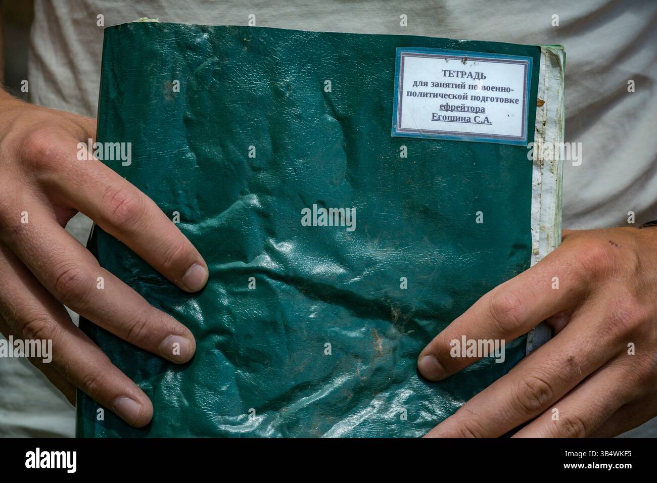 15 giugno 2022, Kiev, Ucraina: Copertina del quaderno dell'ufficiale politico incorporato nell'esercito russo nell'occupazione delle aree vicino a Kiev. Il tag recita "notebook per le lezioni sull'addestramento militare-politico di Egoshin C. A.". Di solito questi ufficiali gestiscono la situazione politica e la propaganda durante le operazioni militari molte attrezzature e beni personali sono stati abbandonati durante il ritiro russo dell'area. (Immagine di credito: © Celestino Arce Lavin/ZUMA Press Wire) Foto Stock