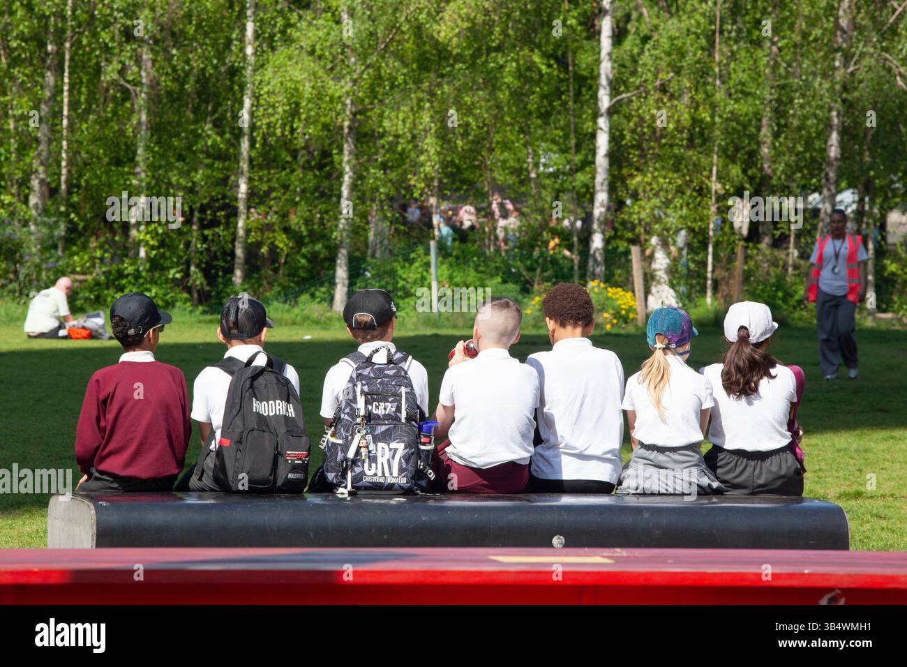 Meteo nel Regno Unito, 1° maggio 2025: Un gruppo di scolari, che indossano principalmente cappelli solari per proteggersi dal caldo, aspetta fuori dalla Tate Modern prima di andare a fare una gita scolastica. La previsione per oggi è che le temperature raggiungano i 29 centigradi, un numero più tipico di luglio che maggio. Crediti: Anna Watson/Alamy Live News Foto Stock