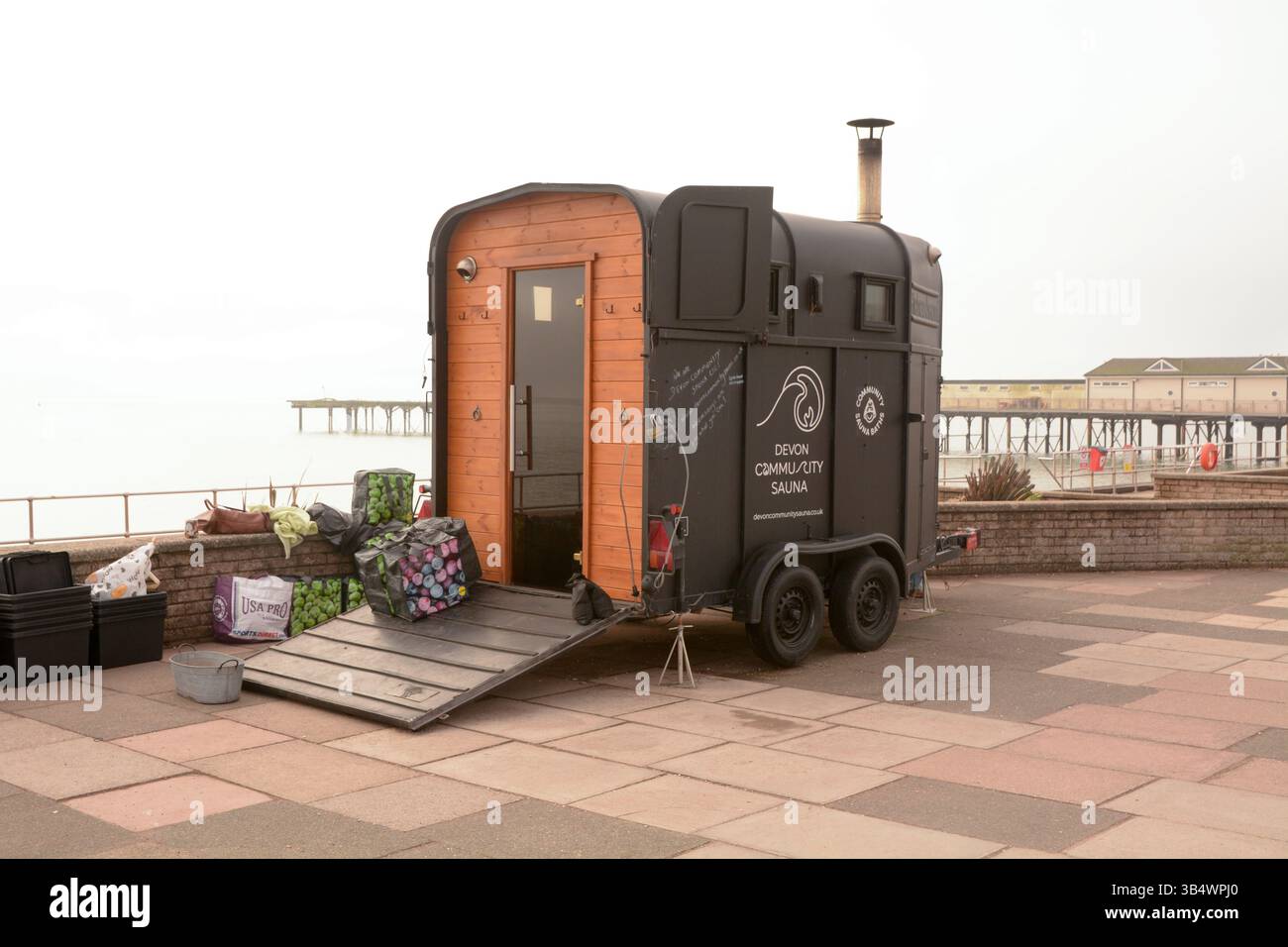 Devon Community sauna - una società di interesse comunitario - in una sauna mobile in una vecchia scatola di cavalli a Teignmouth, Devon, Inghilterra Foto Stock