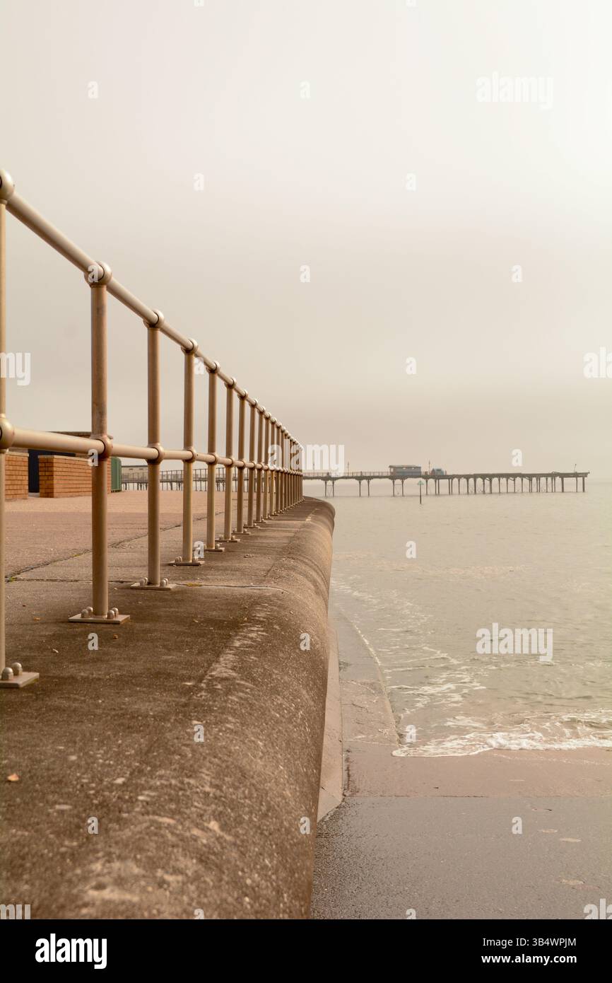 Molo di Teignmouth e passeggiata in una giornata nuvolosa a Teignmouth, Devon, Inghilterra Foto Stock