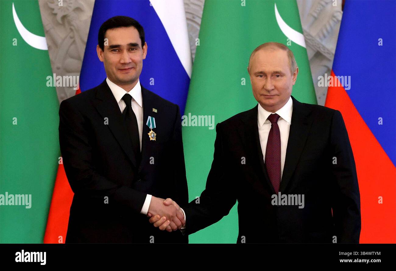 10 giugno 2022, Mosca, Oblast' di Mosca, Russia: Il presidente russo Vladimir Putin, a destra, dà il benvenuto al presidente turkmeno Serdar Berdimuhamedow al Cremlino, 10 giugno 2022 a Mosca, Russia. (Immagine di credito: © Sergey Guneev/Cremlino Pool/Planet Pix via ZUMA Press Wire) Foto Stock