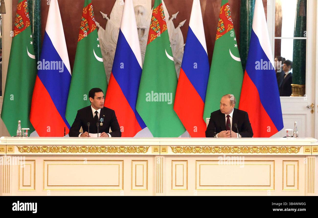 10 giugno 2022, Mosca, Oblast' di Mosca, Russia: Il presidente russo Vladimir Putin, a destra, durante una conferenza stampa congiunta con il presidente turkmeno Serdar Berdimuhamedow a seguito della loro riunione bilaterale al Cremlino, 10 giugno 2022, a Mosca, Russia. (Immagine di credito: © Sergey Guneev/Cremlino Pool/Planet Pix via ZUMA Press Wire) Foto Stock