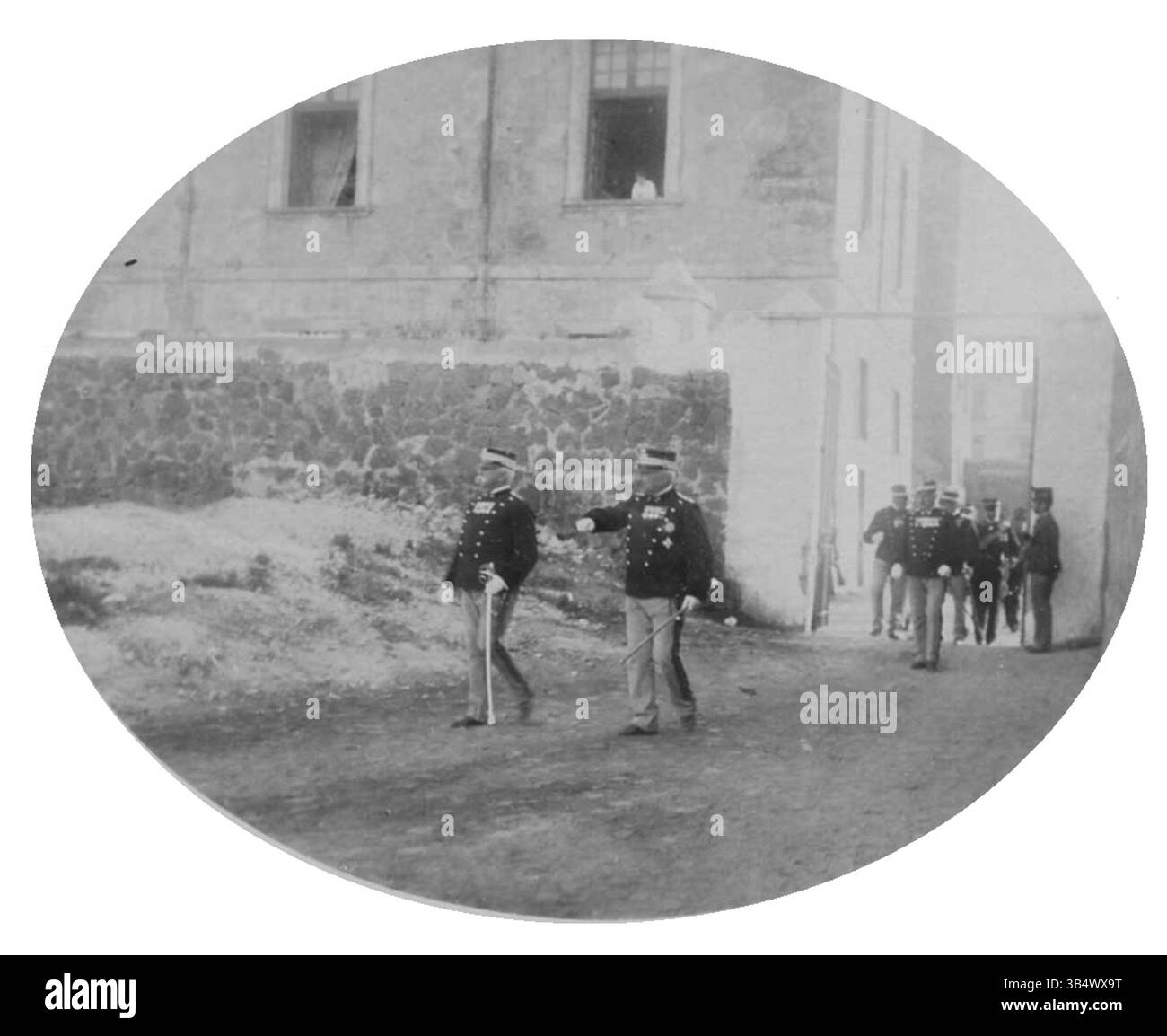 Fotografia scattata nel 1893 che mostra re Umberto i con diversi ufficiali, raffigurante la famiglia reale e il legame militare in Italia. Foto Stock