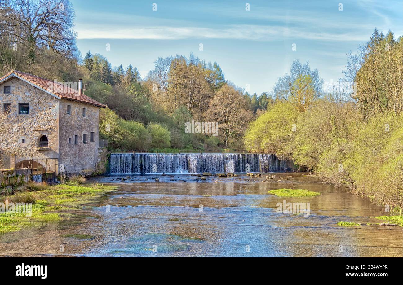 Alla periferia di Lekunberri, all'inizio della salita fino alla cima del Monte Aralar, si trova questa casa mulino ad acqua: Un ricordo del passato. Foto Stock
