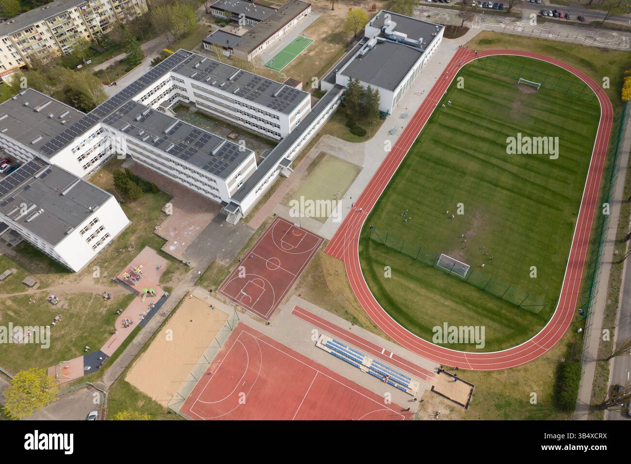 Complesso scolastico con campi sportivi e paesaggio urbano - Vista aerea. Foto Stock