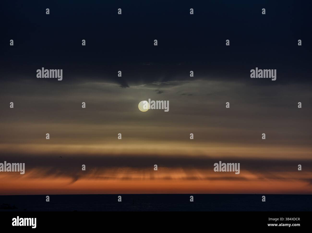 Barcellona, Spagna. 1° maggio 2025. Il sole sorge dietro un sottile velo di nuvole mattutine nel cielo primitivo. (Foto di Jorge Sanz/SOPA Images/Sipa USA) credito: SIPA USA/Alamy Live News Foto Stock