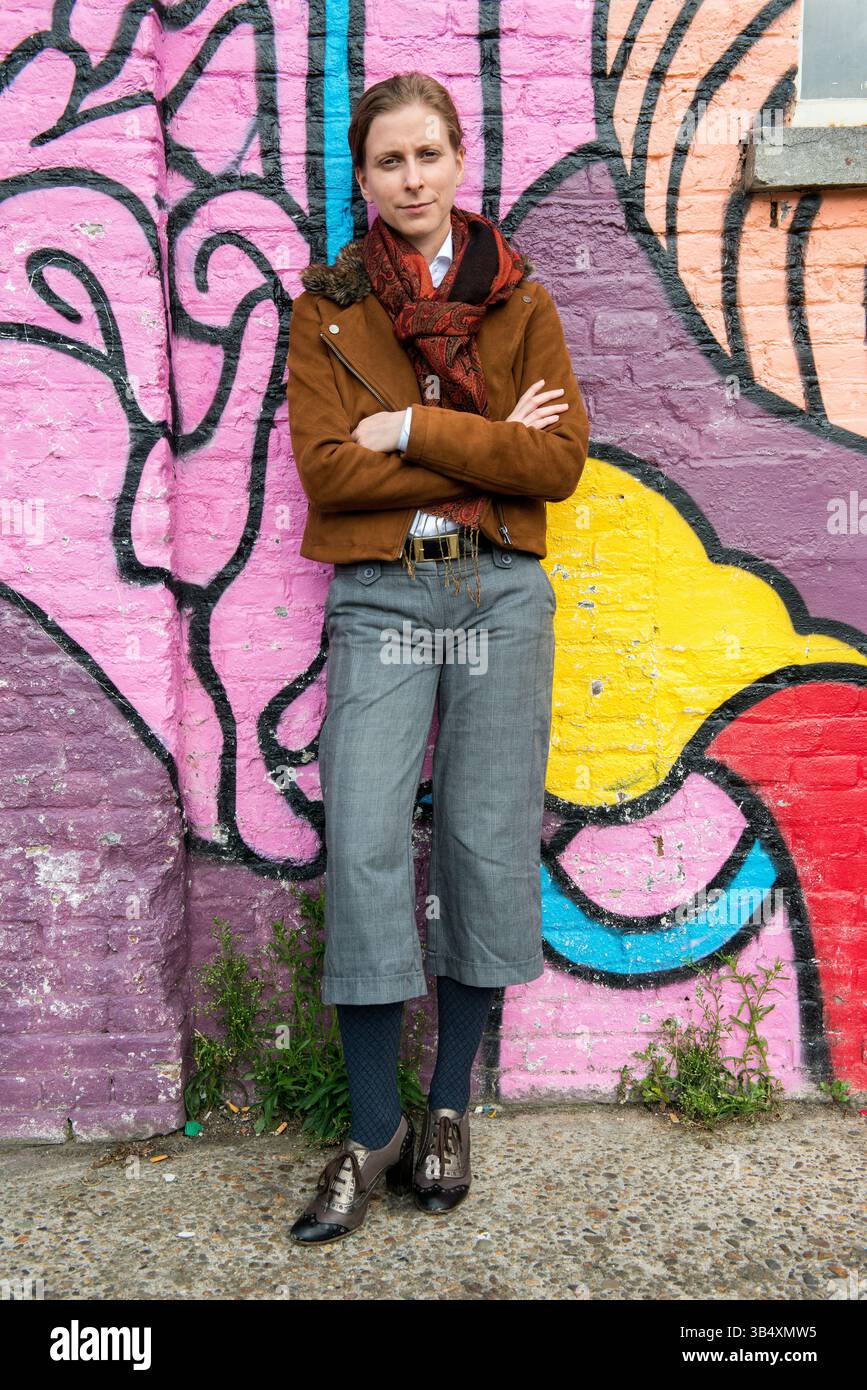 Ritratti donna di genere, che indossa la moda maschile all'interno di un ambiente industriale. MR=SÌ Foto Stock